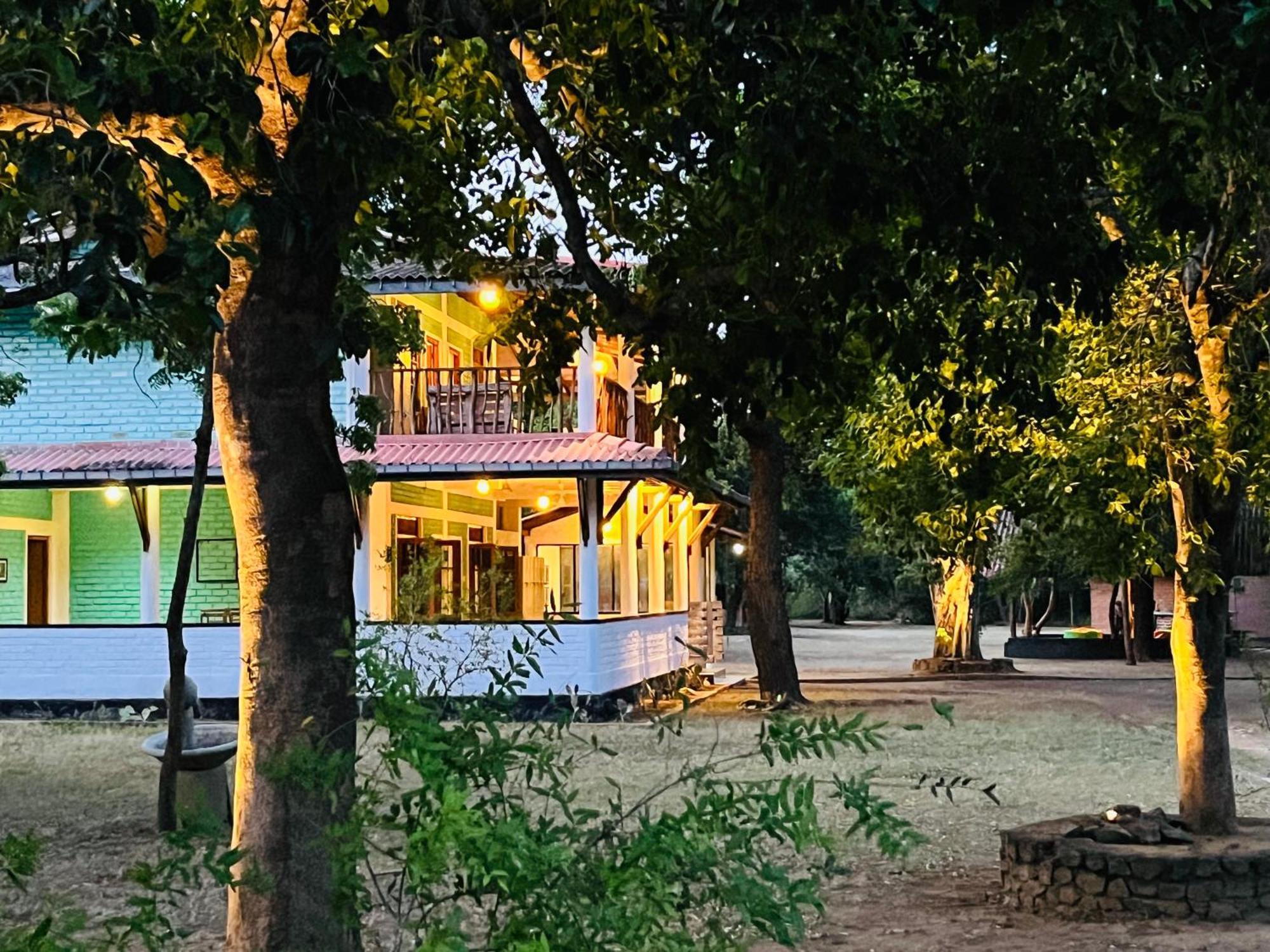 Funky Leopard Safari Lodge Bordering Yala National Park كاتاراغاما المظهر الخارجي الصورة